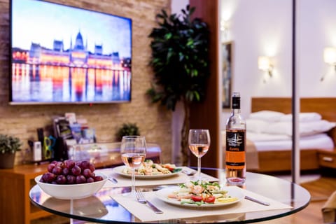 Day, TV and multimedia, Living room, Dining area, Bedroom, Autumn, On site, Inner courtyard view