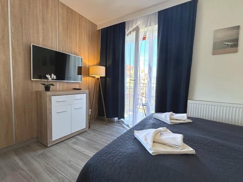 Bed, TV and multimedia, Kitchen or kitchenette, Photo of the whole room, Bedroom, towels, wardrobe