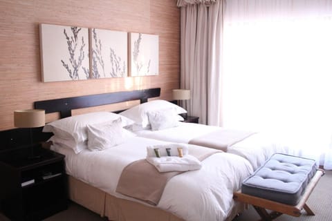Restaurant/places to eat, Coffee/tea facilities, Meeting/conference room, Breakfast