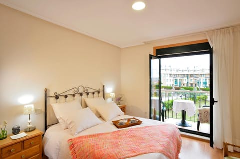 Bed, View (from property/room), Balcony/Terrace, Decorative detail, Garden view, Street view