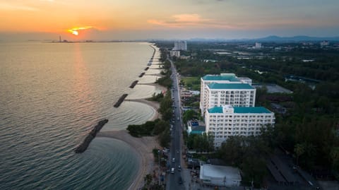 Property building, Nearby landmark, Facade/entrance, Neighbourhood, Bird's eye view, View (from property/room), Beach, Sea view, Location, Sunset