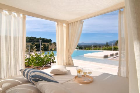 Patio, Day, Natural landscape, View (from property/room), Seating area, Mountain view, Pool view, Swimming pool, sunbed