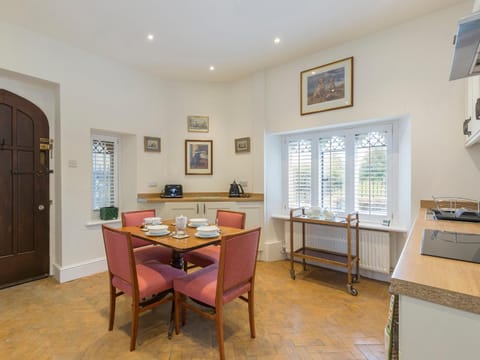 Coffee/tea facilities, Kitchen or kitchenette, Dining area