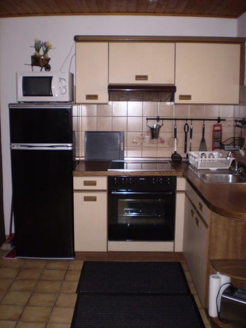 Kitchen or kitchenette, minibar