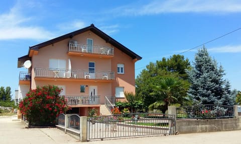 Property building, Patio, Facade/entrance, Garden