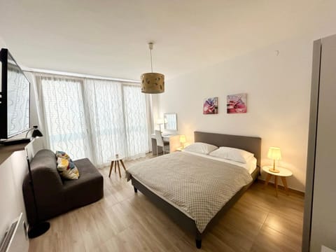 Bed, Photo of the whole room, Seating area, Bedroom