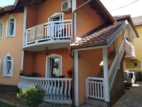 Property building, Patio, Facade/entrance, Balcony/Terrace