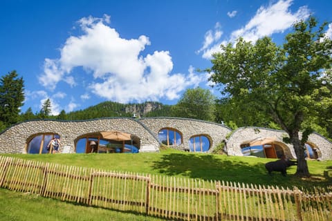 Property building, Facade/entrance, Spring, Day, Bird's eye view, Summer, Garden, Balcony/Terrace, Other, Autumn, On site, Garden view, Lake view, Mountain view, Area and facilities, Sunrise, Facility for disabled guests