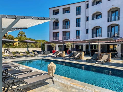 Property building, Garden, Swimming pool