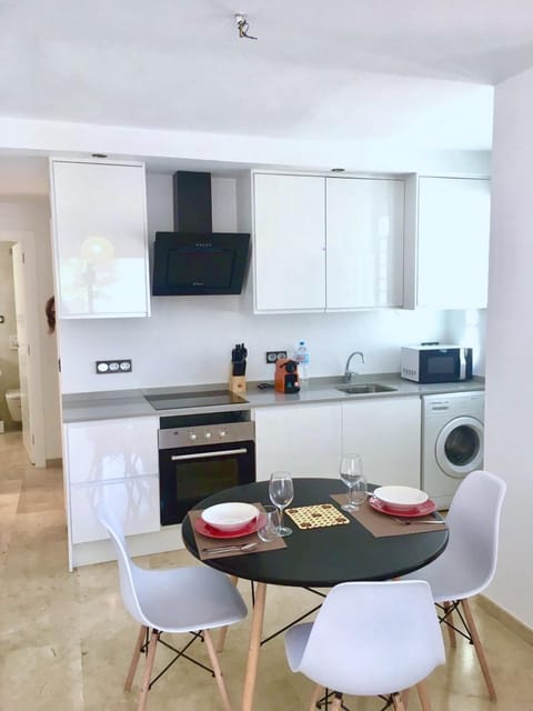 Coffee/tea facilities, Kitchen or kitchenette, Living room, Dining area