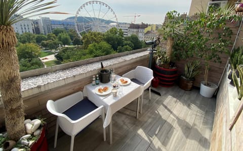 View (from property/room), Balcony/Terrace, City view