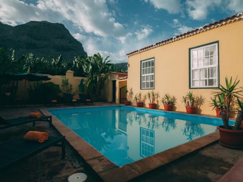 Day, Swimming pool