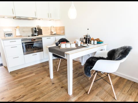 Kitchen or kitchenette, Dining area