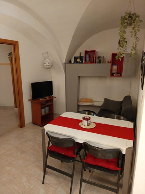 TV and multimedia, Coffee/tea facilities, Kitchen or kitchenette, Living room, Seating area, Dining area