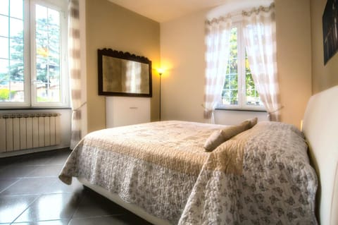 Bed, Photo of the whole room, Bedroom, City view, Garden view, Street view, internet