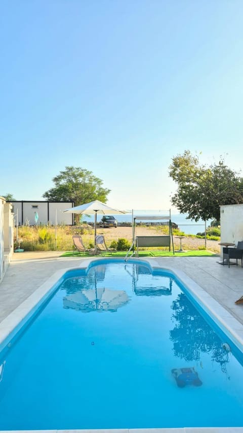 Day, Natural landscape, Swimming pool, sunbed
