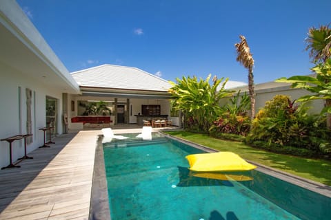 Villa Saha - Elegant 3-Bedroom in Seminyak Villa in Kuta