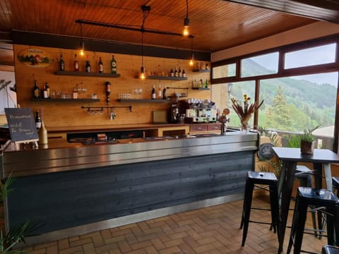Lounge or bar, Food and drinks