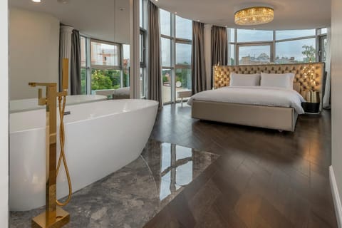 Bed, Bathroom, View (from property/room), Photo of the whole room, Bedroom, City view, Bath, towels