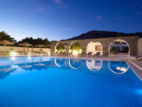 Photo of the whole room, Swimming pool