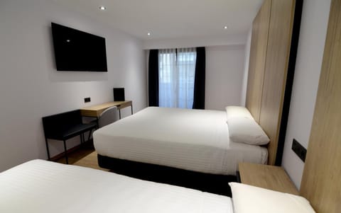 Bed, TV and multimedia, Photo of the whole room, Bedroom