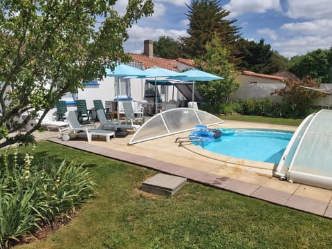 Property building, Garden, Balcony/Terrace, Swimming pool, sunbed