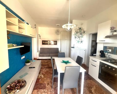 APARTMENT Aurora & Nicole IDEAL per bike 1 free parkings large e wi-fi free e x family mtb climbing con terazza vista mare Apartment in Pietra Ligure