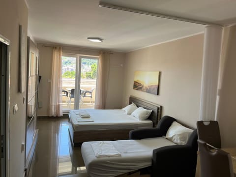 Bed, TV and multimedia, Photo of the whole room, Bedroom