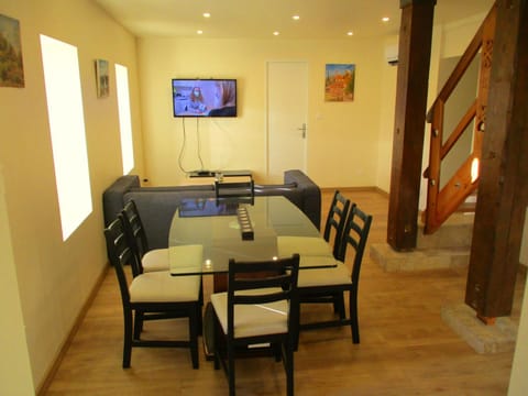 TV and multimedia, Living room, Seating area, Dining area