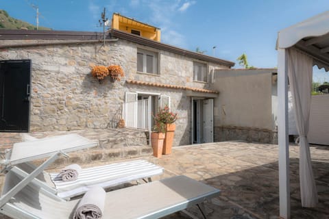 Property building, Balcony/Terrace, Balcony/Terrace