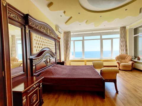 Photo of the whole room, Sea view
