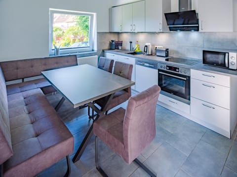 Kitchen or kitchenette, Seating area, Dining area, dishwasher, minibar, pet friendly, stove, toaster