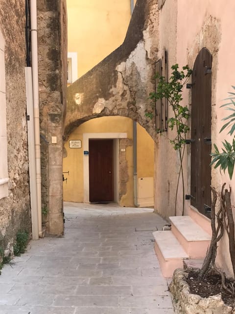 Facade/entrance, Off site