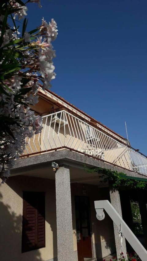 Property building, Facade/entrance, Balcony/Terrace