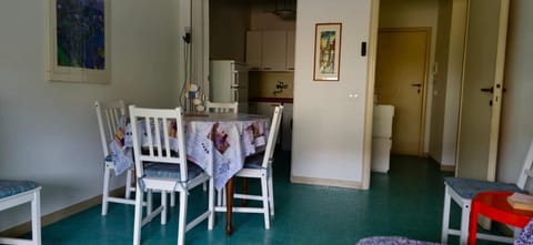 Kitchen or kitchenette, Living room, Seating area, Dining area