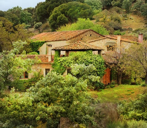Property building, Facade/entrance, Day, Natural landscape, Floor plan, Mountain view