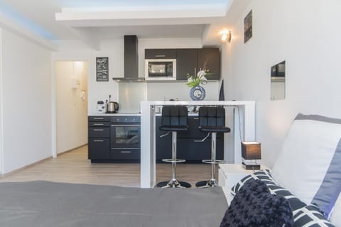 Bed, Kitchen or kitchenette, Photo of the whole room, Seating area, Dining area