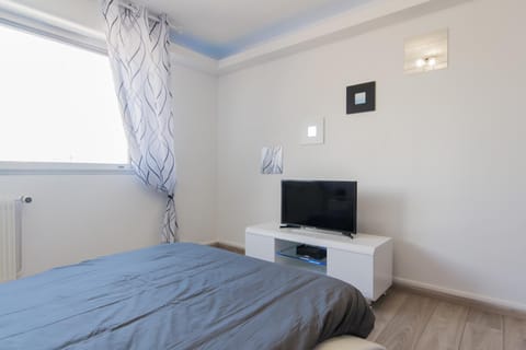 Bed, TV and multimedia, Decorative detail, Bedroom