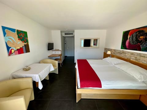 Bed, TV and multimedia, Photo of the whole room, air conditioner