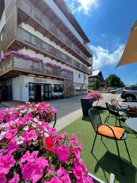 Property building, Garden, Balcony/Terrace, Garden view
