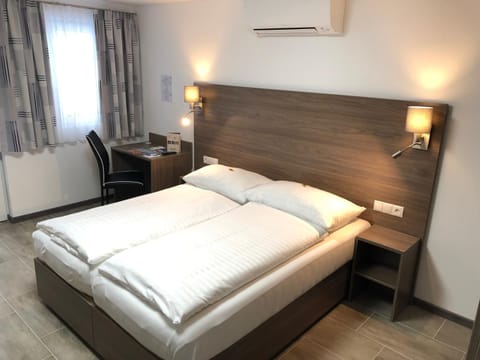 TV and multimedia, Seating area, Bedroom