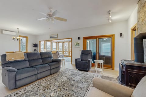 Broadlake House in Malletts Bay