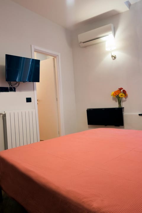 Bed, TV and multimedia, air conditioner