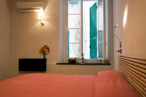 Photo of the whole room, air conditioner