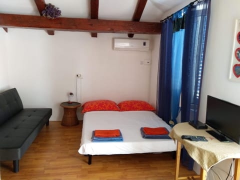 Communal lounge/ TV room, Bed, TV and multimedia, Photo of the whole room, Bedroom, air conditioner, air conditioner