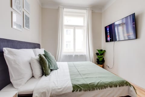 Bed, TV and multimedia, Bedroom