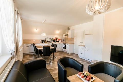 View (from property/room), Kitchen or kitchenette, Living room, Seating area, Dining area, Food, pet friendly, kitchen