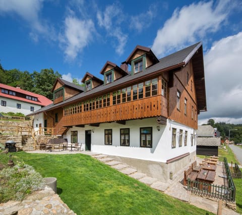 Property building, Facade/entrance, Garden, Balcony/Terrace