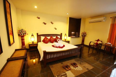 Bed, Photo of the whole room, Seating area, Bedroom