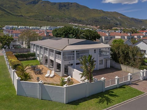 Property building, Day, Neighbourhood, Natural landscape, Mountain view, Street view